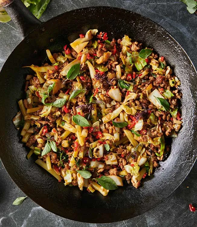 Thajská stir-fry pánev s mletým vepřovým, zelím a chilli
