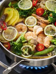 Vietnamský lẩu cá chua – rybí hot pot s rajčaty