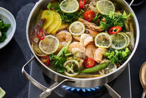 Vietnamský lẩu cá chua – rybí hot pot s rajčaty