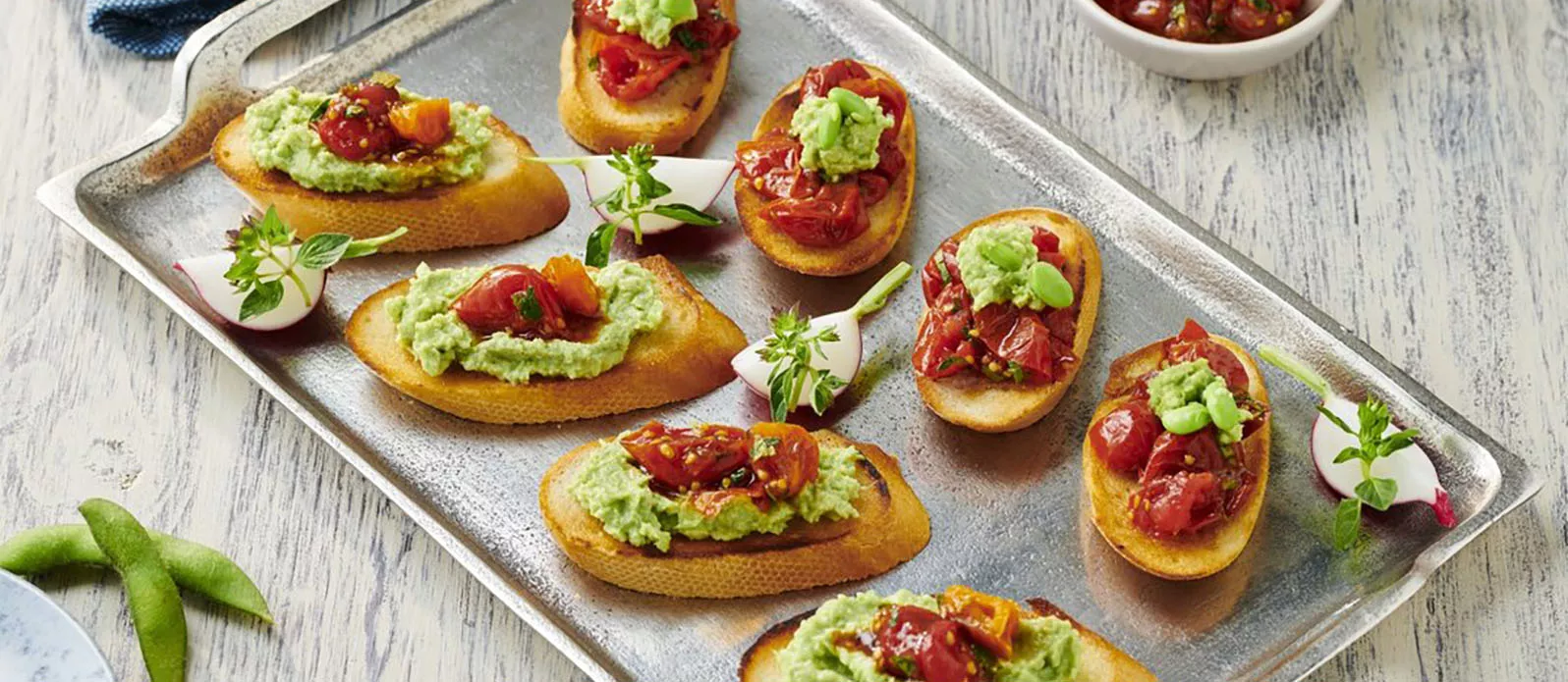 Bruschetta s edamame a polosušenými rajčaty