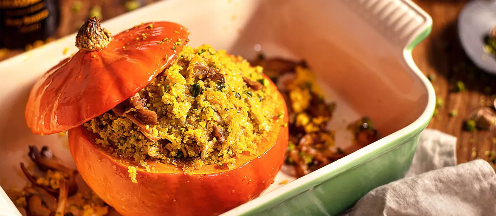 Plněná dýně Hokkaido s hlívou ústřičnou a pistáciemi