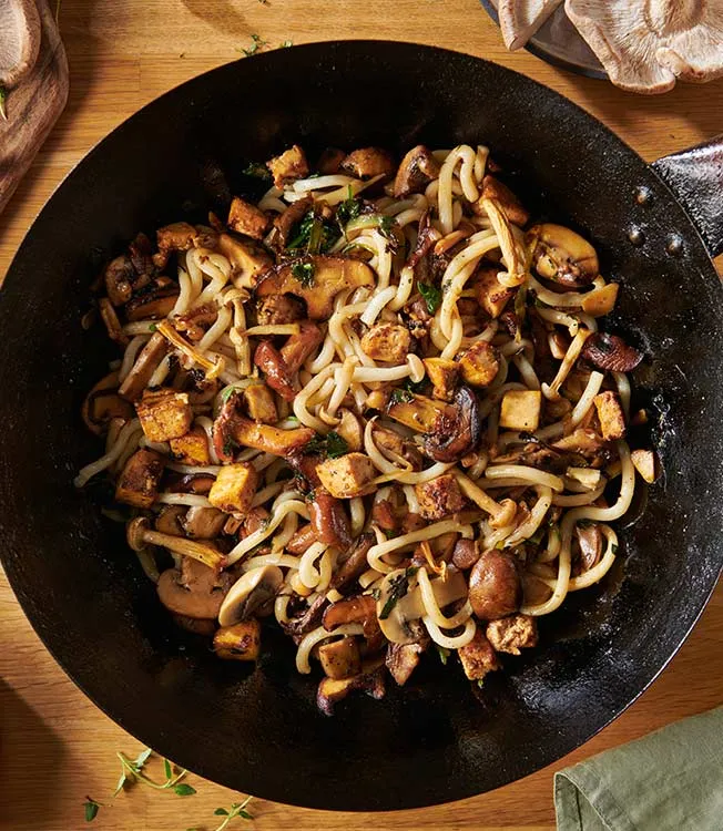 Tofu a houby s udon nudlemi ve stir-fry pánvi