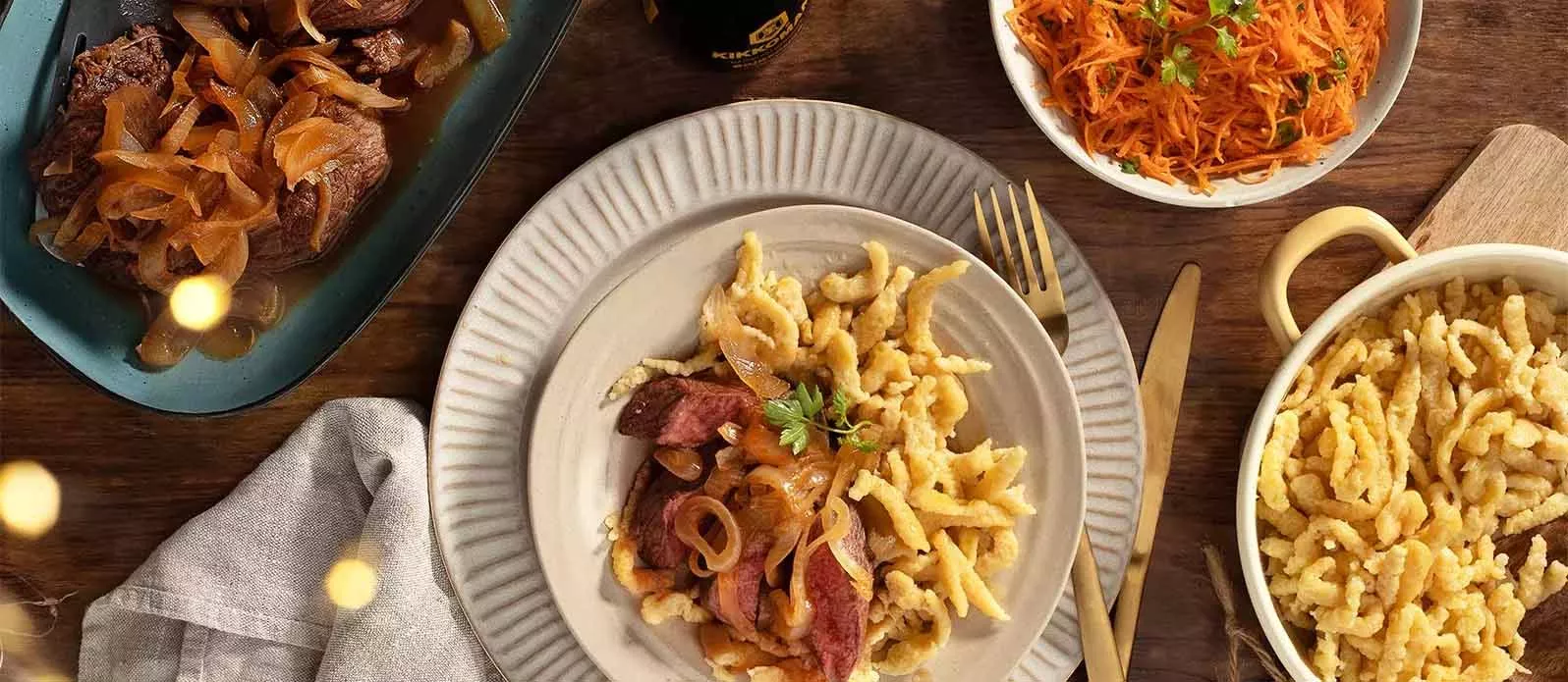 Šťavnaté dušené hovězí maso marinované v cibuli s petrželovým salátem a zázvorem