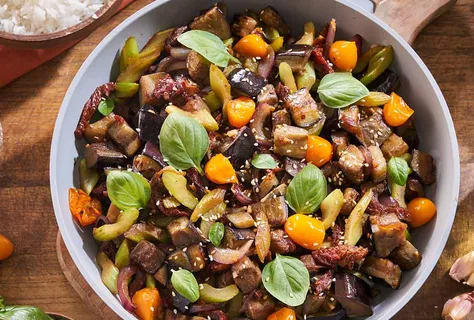 Stir-fry z lilku a sušených rajčat