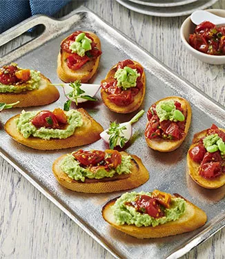 Bruschetta s edamame a polosušenými rajčaty