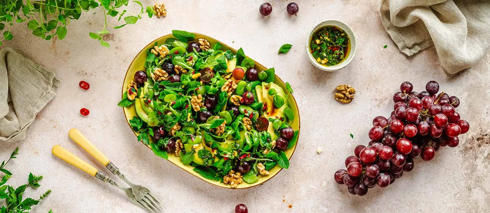 Salát z avokáda a fazolí s hroznovým vínem