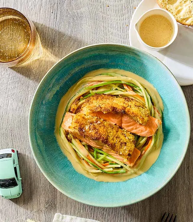 Křupavý losos na hnízdě ze špaget a zeleniny