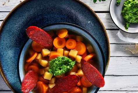 Mrkvová polévka se zázvorem, zeleným pestem a pečeným chorizem