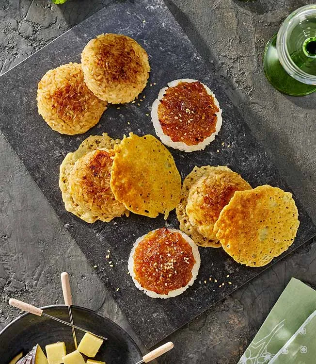 Yaki onigiri se sójovou omáčkou, miso a sýrem