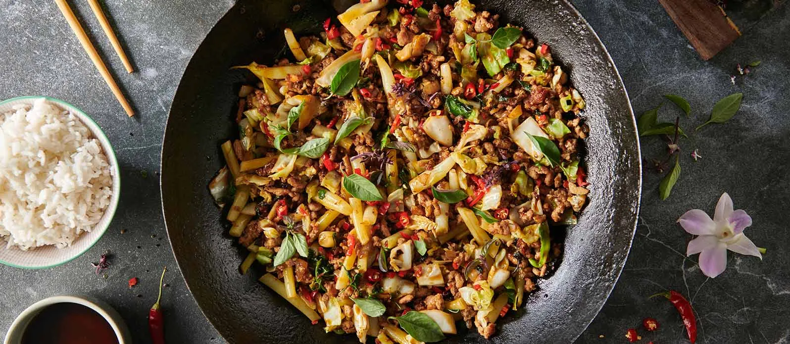 Thajská stir-fry pánev s mletým vepřovým, zelím a chilli