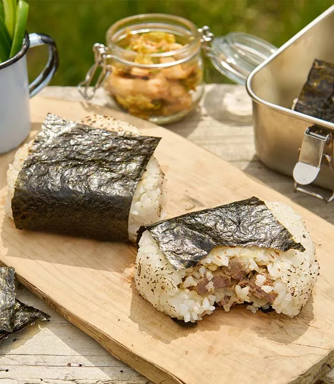 Pikantní tuňákové onigiri s kimchi omáčkou