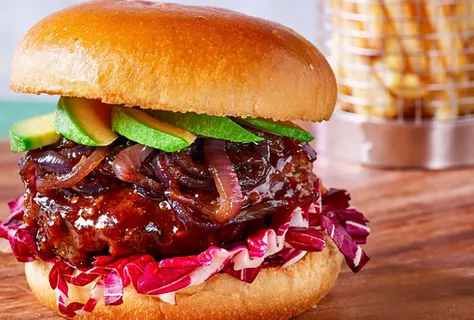 Hovězí burger s karamelizovanou červenou cibulkou