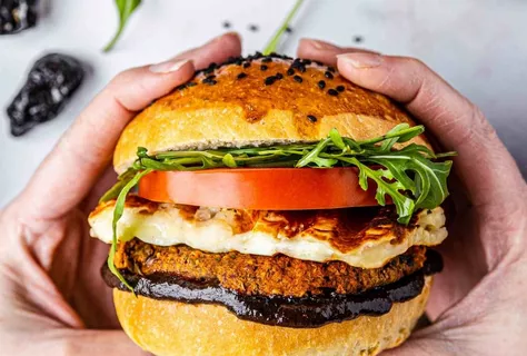 Burger z čočky a fazolí s halloumi a BBQ omáčkou z uzených švestek