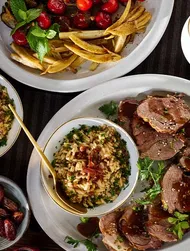 Pomalu pečená jehněčí kýta s pilafem z těstovin orzo