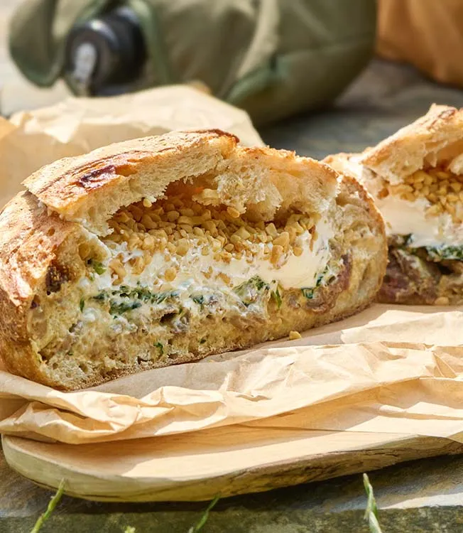 Plněný chléb s jehněčí shawarmou a česnekovou omáčkou
