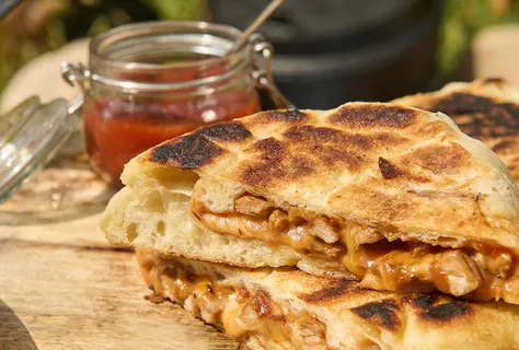 Plněné calzone s chipotle vepřovým a rozpuštěným sýrem