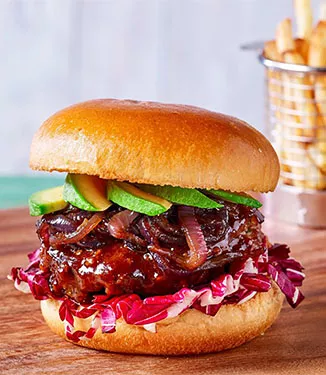 Hovězí burger s karamelizovanou červenou cibulkou