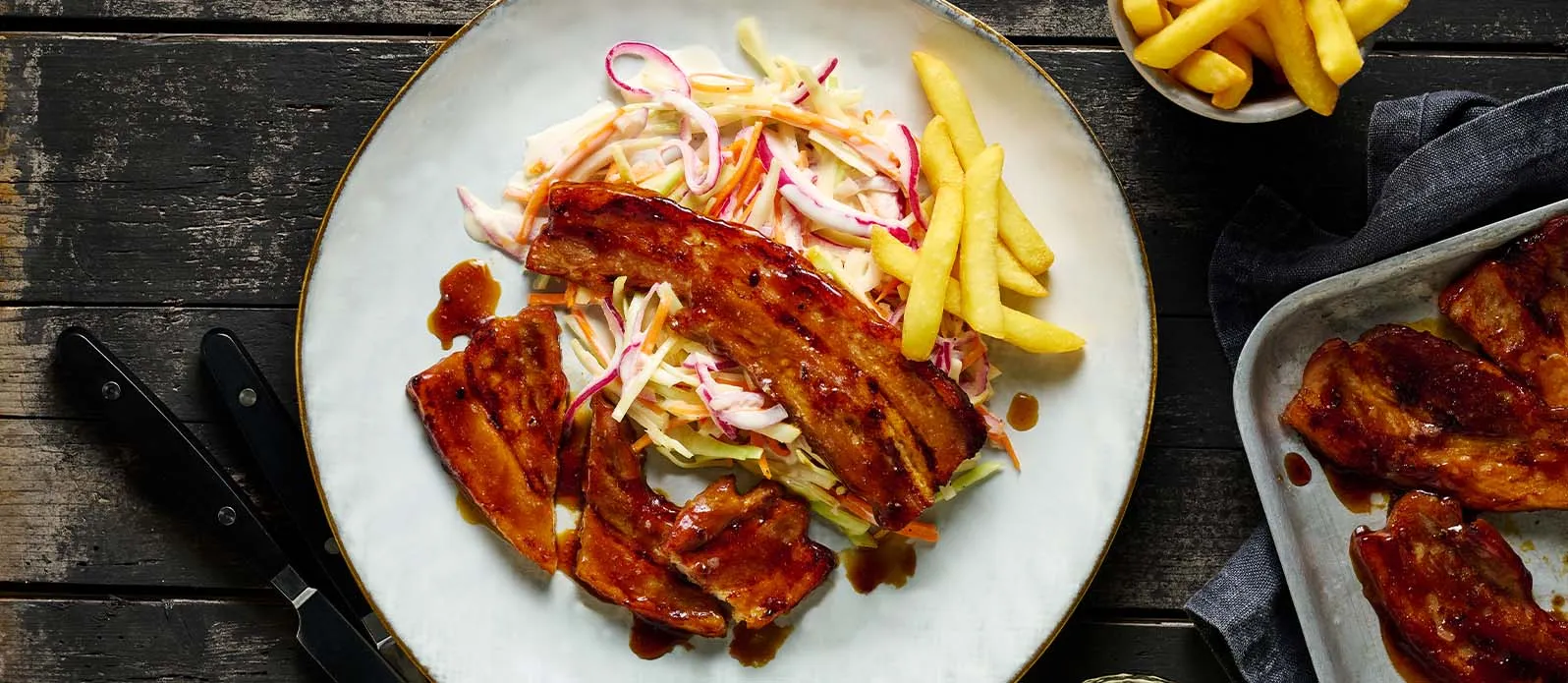 BBQ vepřový bůček s teriyaki omáčkou, coleslawem a hranolky