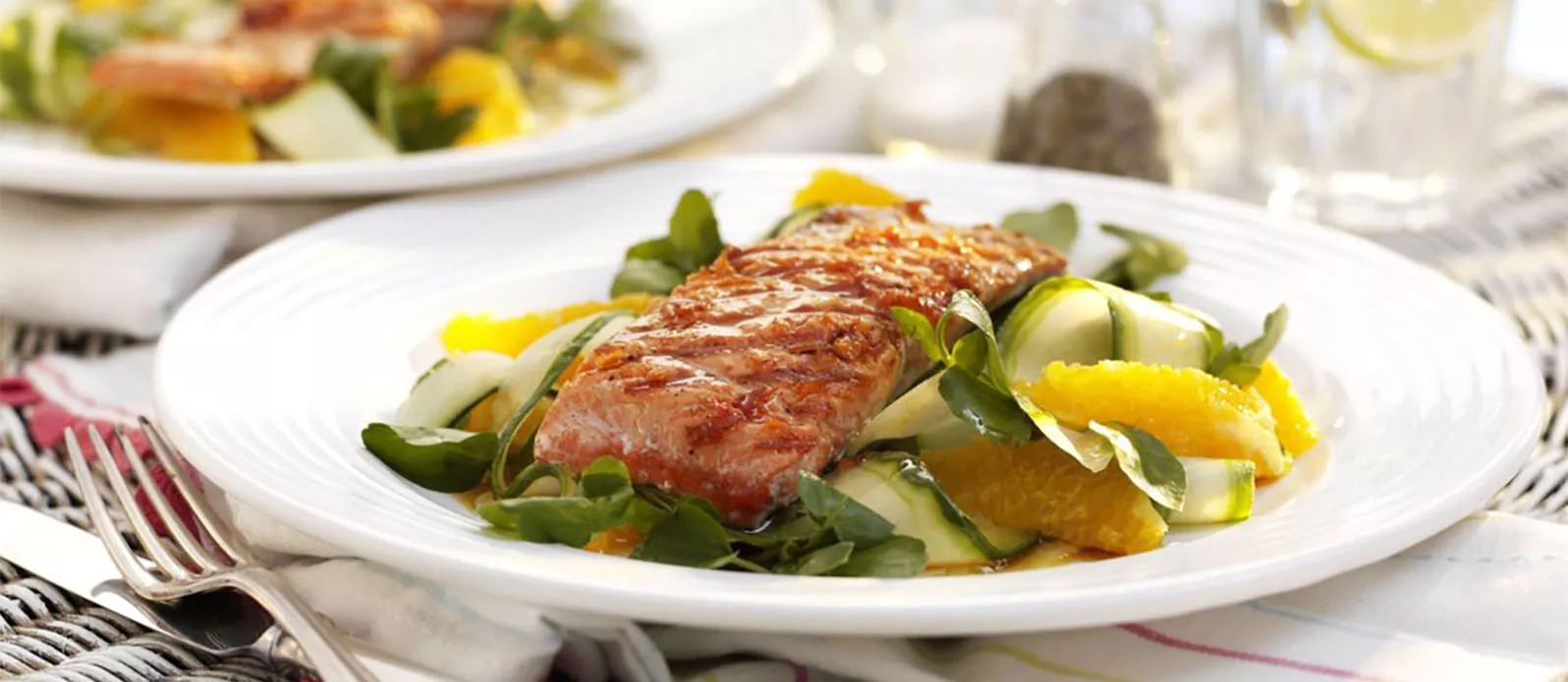 Losos s tamari, citronovou trávou a limetkou, podávaný s pomerančovo-okurkovým salátem