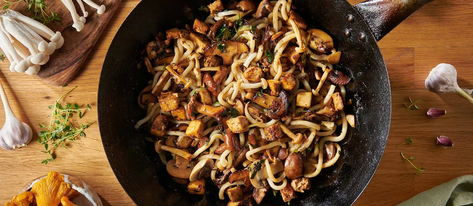 Tofu a houby s udon nudlemi ve stir-fry pánvi