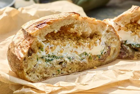 Plněný chléb s jehněčí shawarmou a česnekovou omáčkou