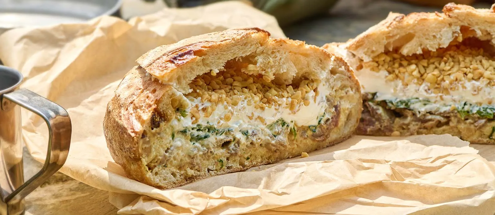 Plněný chléb s jehněčí shawarmou a česnekovou omáčkou