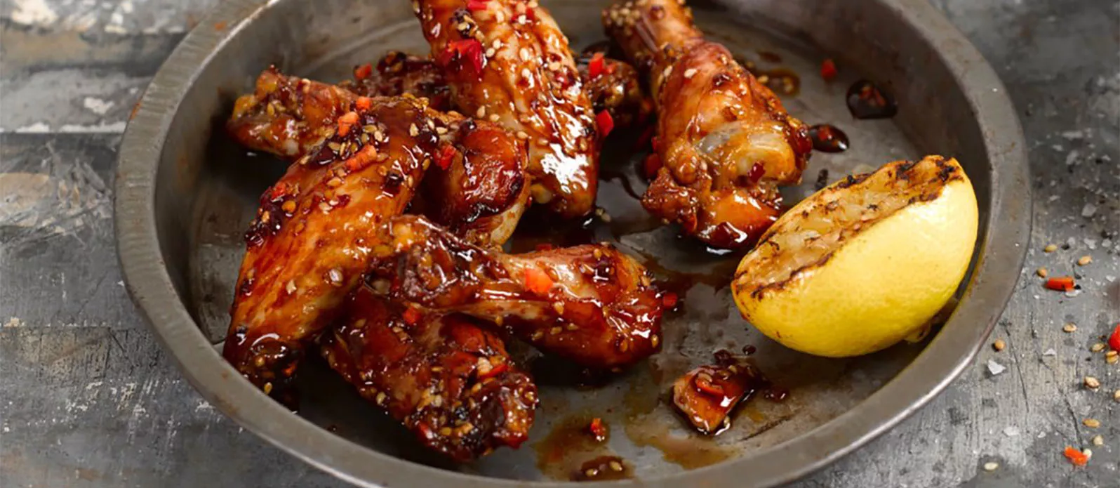 Karamelizovaná kuřecí křídla se sójovou omáčkou a chilli