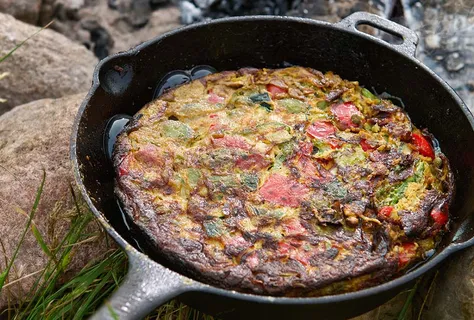 Španělská frittata se širokými fazolemi a sezamovou omáčkou