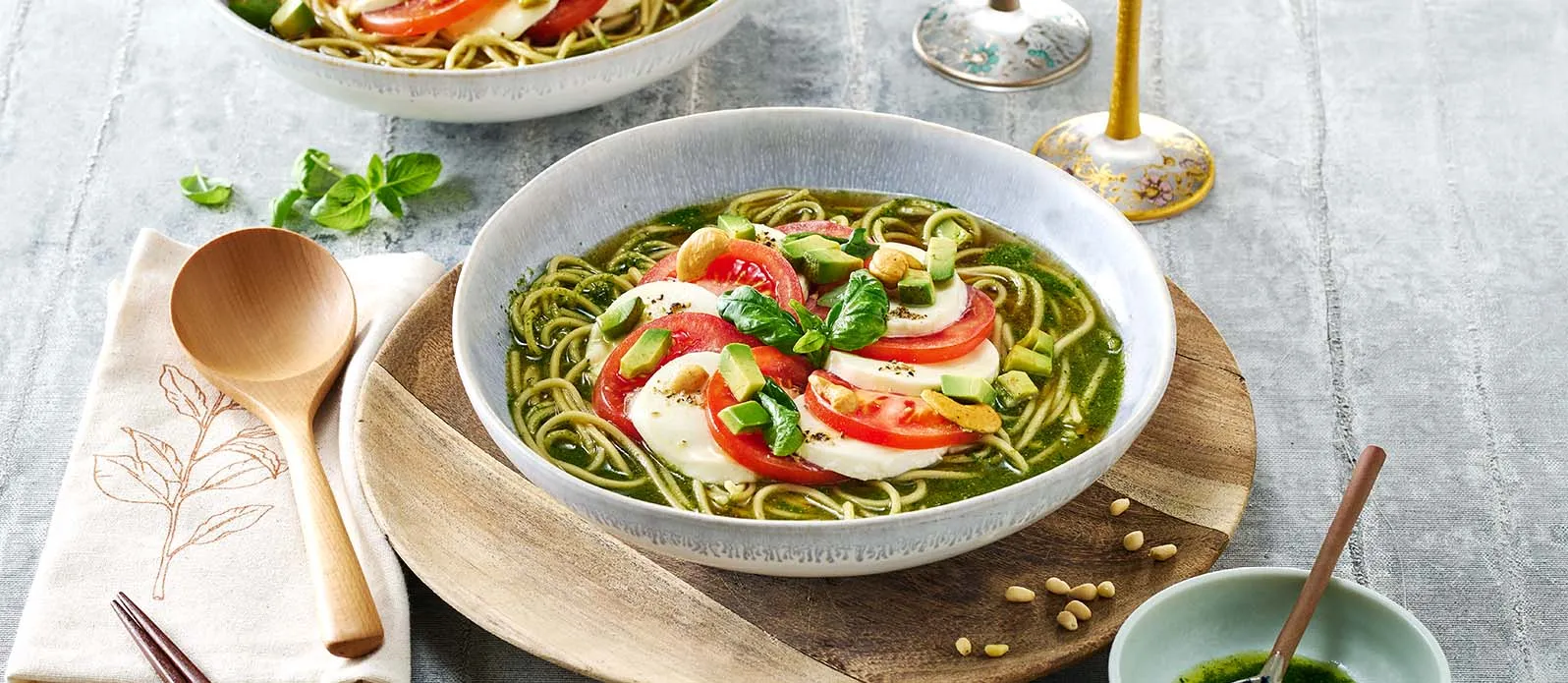Ramen Caprese s bazalkou a mozzarellou