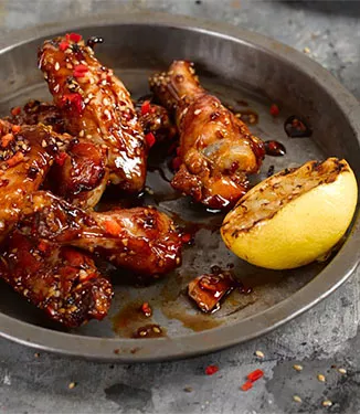 Karamelizovaná kuřecí křídla se sójovou omáčkou a chilli