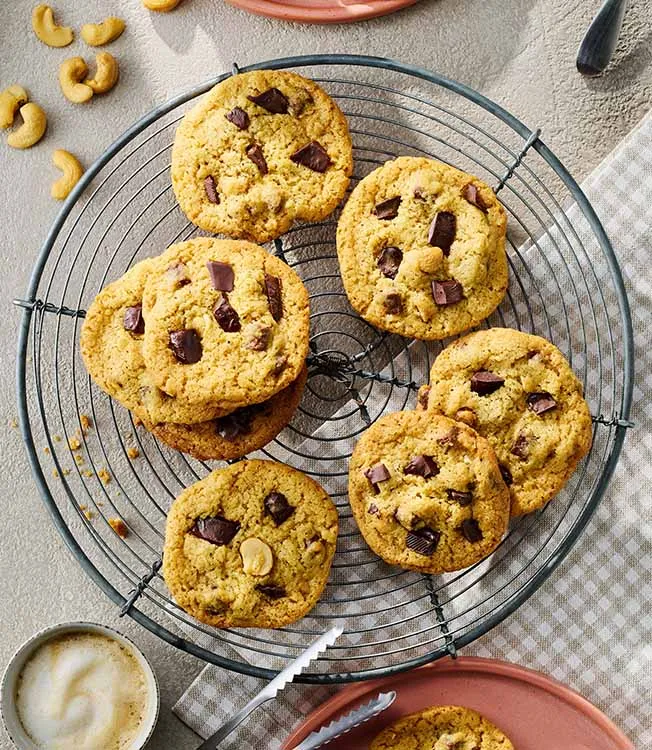 Měkké sušenky s čokoládovými kousky a kešu oříšky