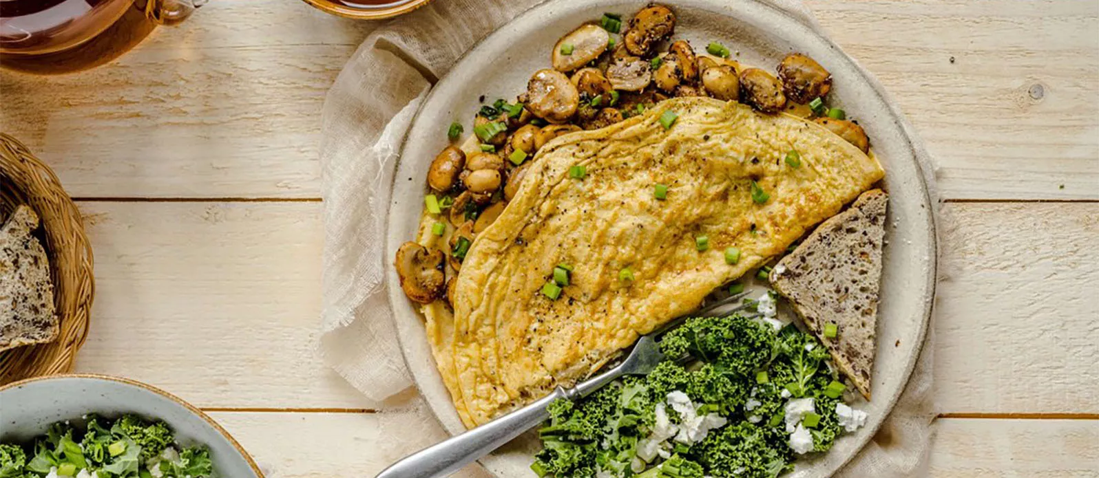 Omeleta s houbami, kapustou a fetou