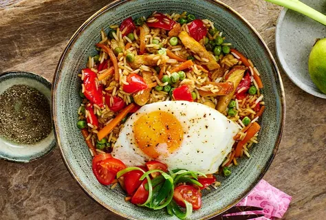 Nasi goreng s kuřecím masem, vejcem a sladkou sójovou omáčkou