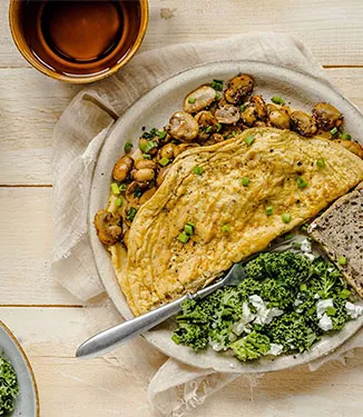 Omeleta s houbami, kapustou a fetou