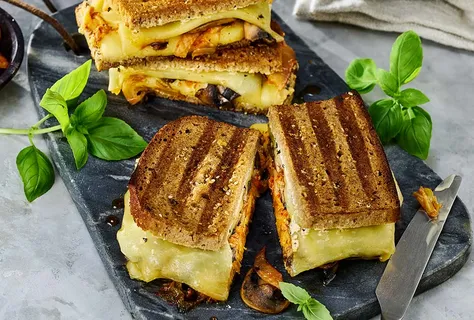 Sendvič s kimchi a grilovaným sýrem