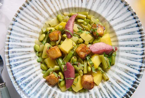 Hruškový salát s vínem, zelenými fazolkami a tofu