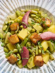 Hruškový salát s vínem, zelenými fazolkami a tofu