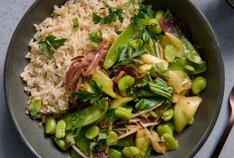 Smažená rýže s fazolemi a sójovou omáčkou