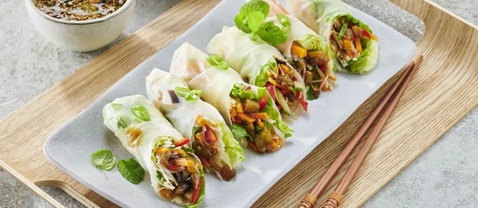 Lehké jarní závitky plněné lilkem v teriyaki omáčce