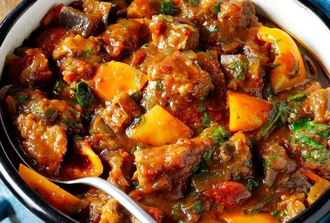 Dušené jehněčí s lilkem a špenátem