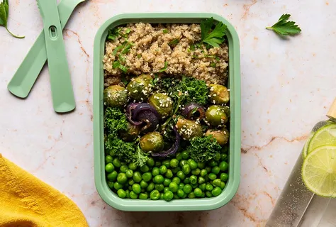 Zelenina s tahini–sójovou glazurou a quinoou