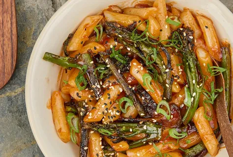 Sladkokyselé tteokbokki s kečupem a kimchi omáčkou