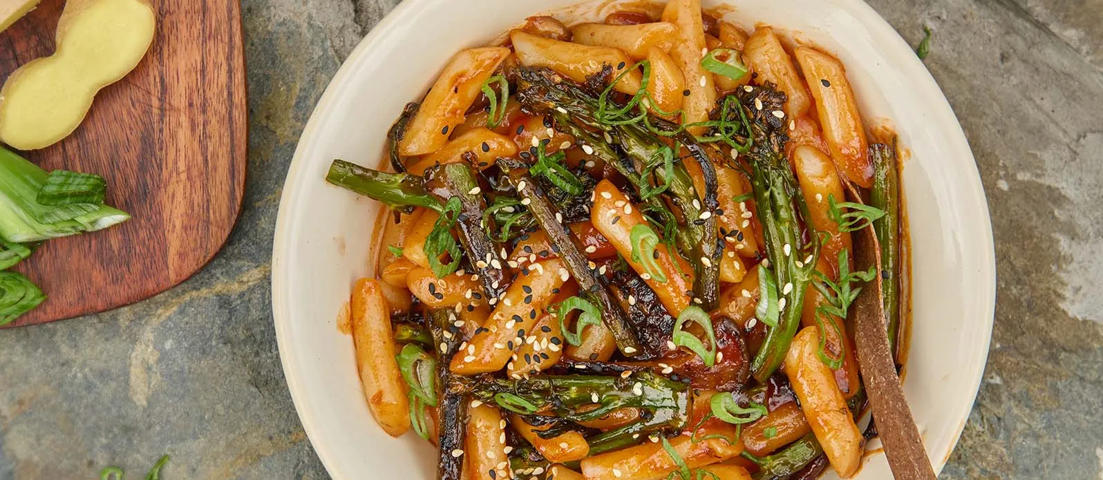 Sladkokyselé tteokbokki s kečupem a kimchi omáčkou
