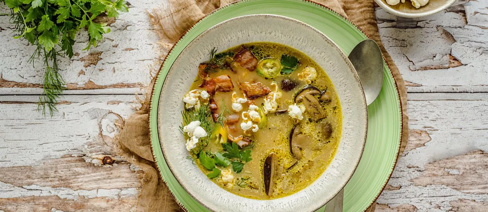 Houbová polévka s křupavou slaninou a popcornem