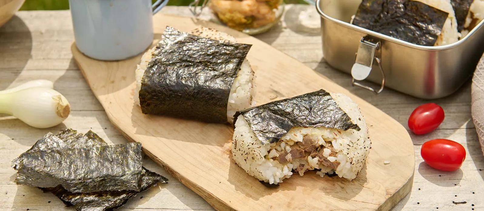 Pikantní tuňákové onigiri s kimchi omáčkou