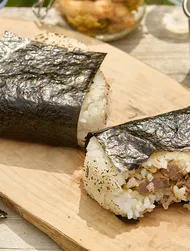 Pikantní tuňákové onigiri s kimchi omáčkou