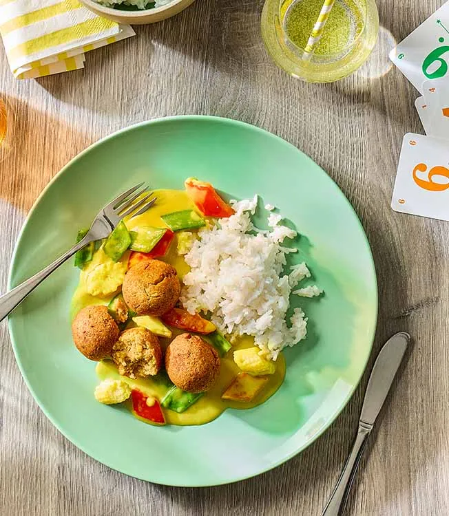 Křupavé čočkové kuličky s kari omáčkou