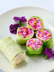 Veganská sushi rolka v listu zelí
