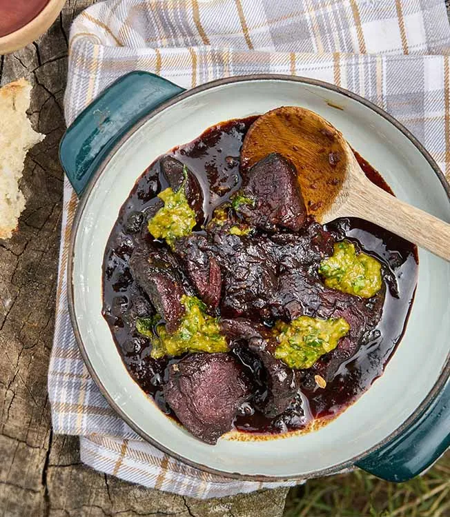 Pomalu dušená zvěřina s jalovcem a rozmarýnem